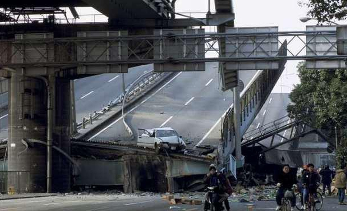 倒壊した高速道路